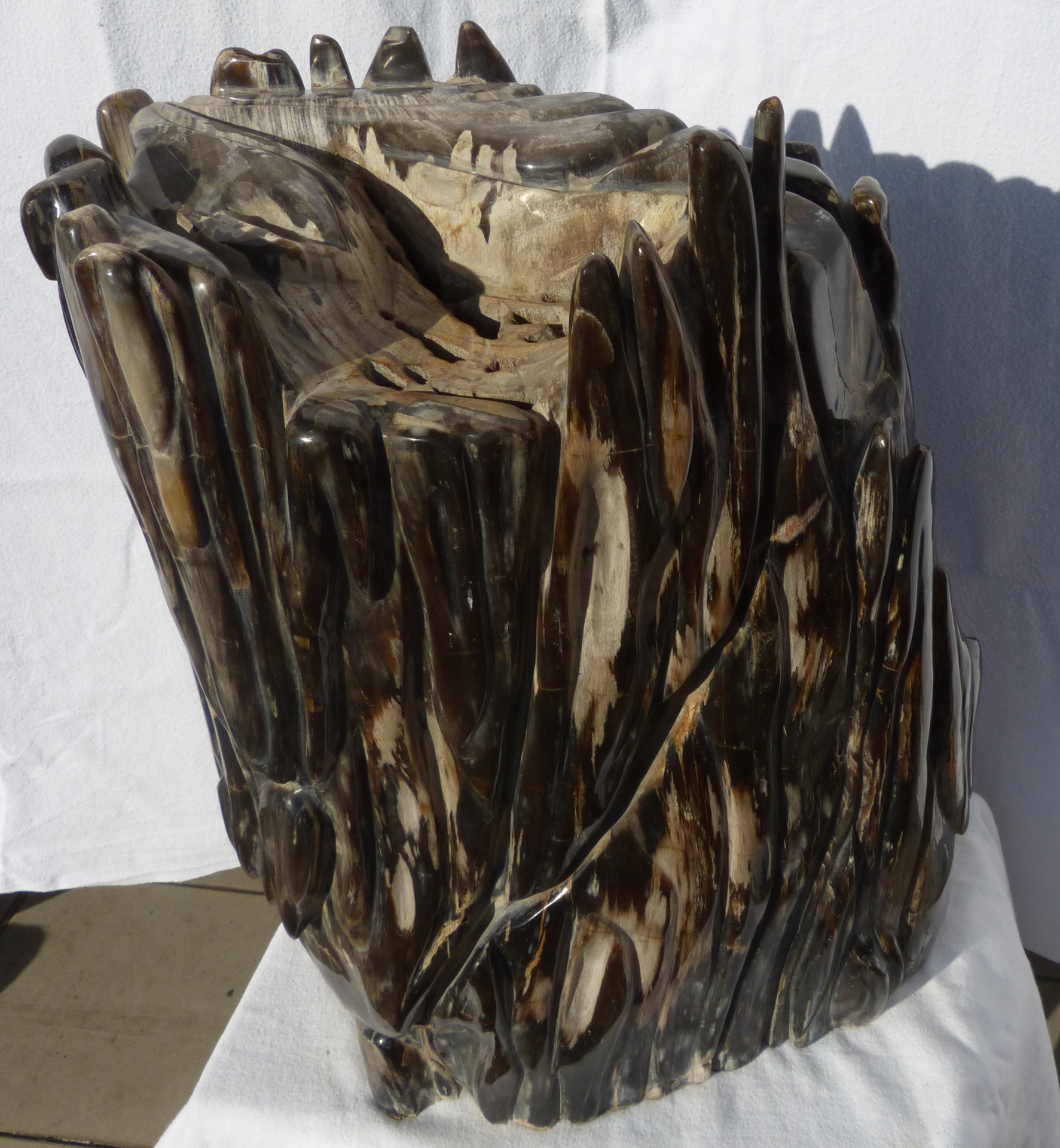 DEKORACE ze zkamenělého dřeva  cena včetně DPH 68000,-Kč  rozměry 30/27/54cm  68,6kg