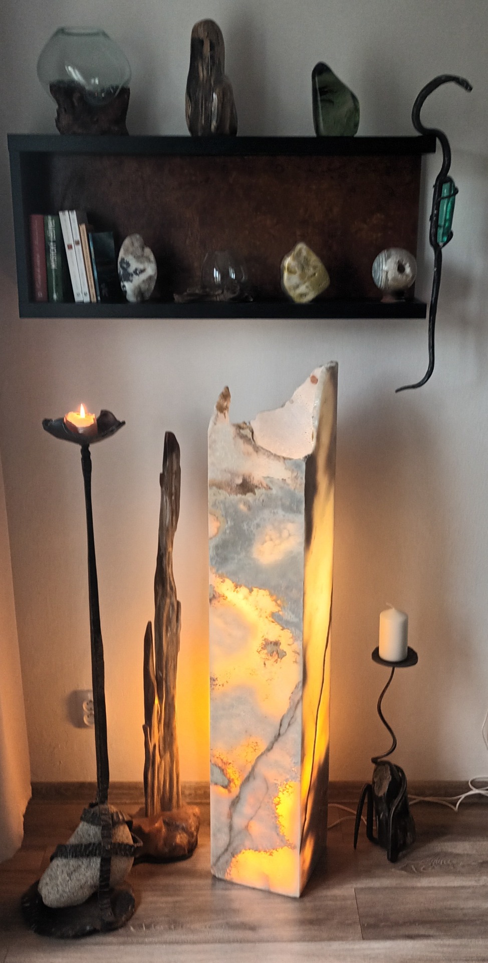 ONYX LAMPA TAKHLE MUŽE ZÁŘIT I VAŠE KANCELÁŘ NEBO INTERIER